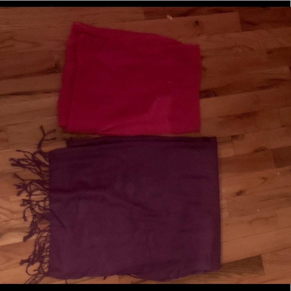 2 scarfs